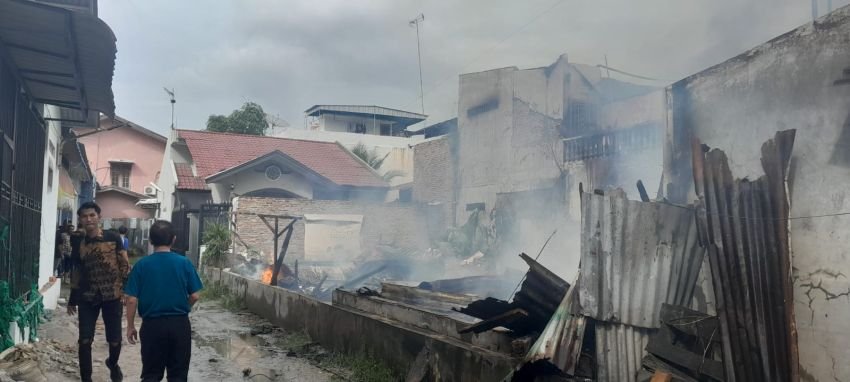 2 Rumah dan 1 Tempat Usaha Jus Buah di Medan Timur Terbakar