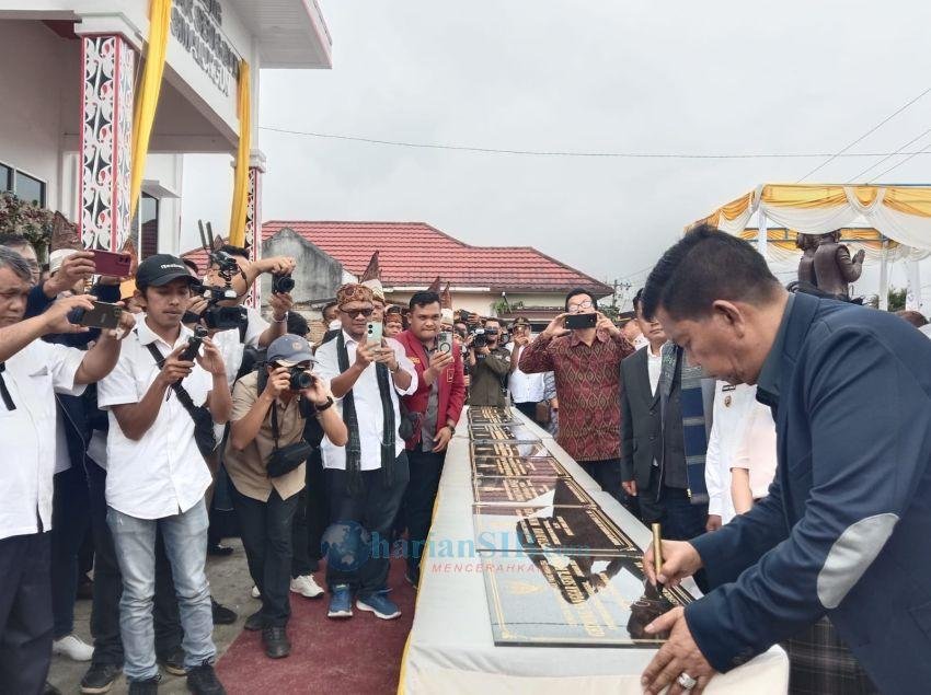 Radiapoh Sinaga Resmikan Stadion Mini, Gedung Seni dan Budaya di Simalungun