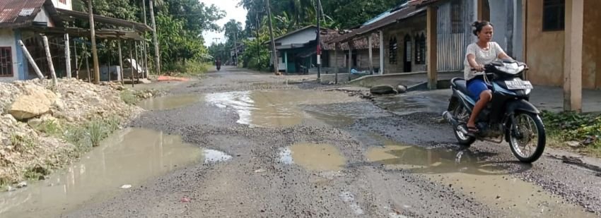 Jalan Penghubung Desa Tetehosi- Kecamatan Ulugawo Rusak Parah