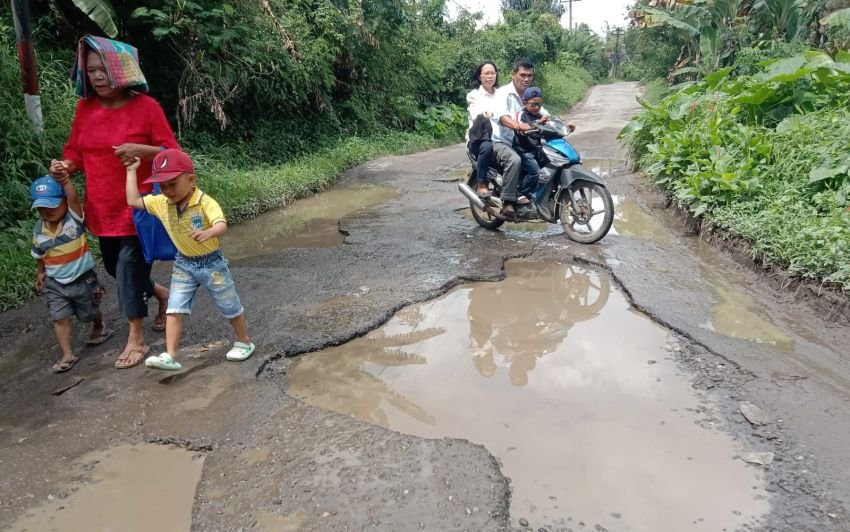 Ruas Jalan Penghubung Pamatangraya-Baringinraya Simalungun Butuh Perbaikan