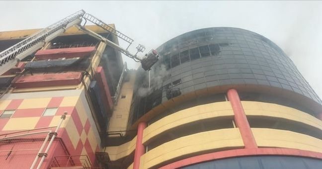 Penampakan Glodok Plaza yang Terbakar: Kaca Pecah-Asap Hitam Mengepul