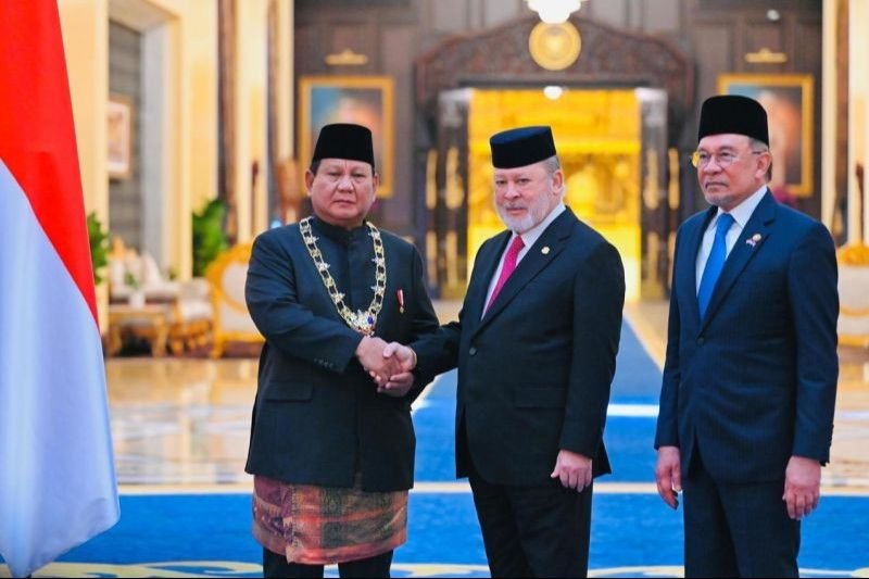 Raja Malaysia Berikan Penghargaan Darjah Kerabat Johor Yang Amat Dihormati I kepada Presiden Prabowo Subianto