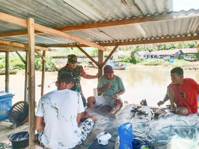 Komsos dengan Warga, Babinsa Sapa Nelayan di Kedai Gedang Barus