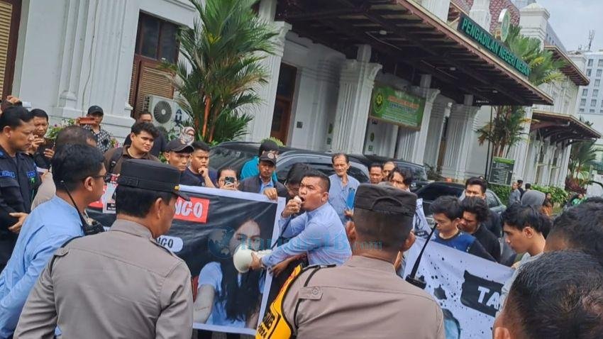 Massa Aksi Geruduk PN Medan, Minta Majelis Hakim Tahan Dua Terdakwa Pengeroyokan