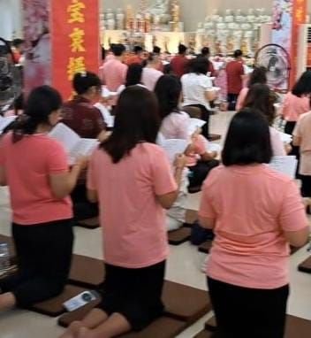 Rayakan Tahun Baru Imlek 2576, Ratusan Umat Buddha di Tebingtinggi Berpakaian Nuansa Merah Muda