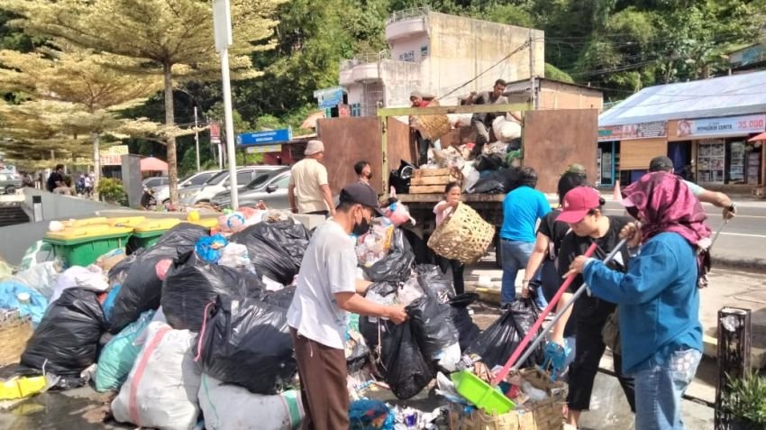 DLH Simalungun Bersihkan Sampah di Kota Wisata Parapat