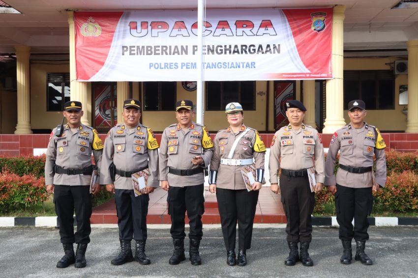 Kapolres Beri Penghargaan kepada 5 Personel Terbaik Pengiriman Laporan Melalui Aplikasi SOT