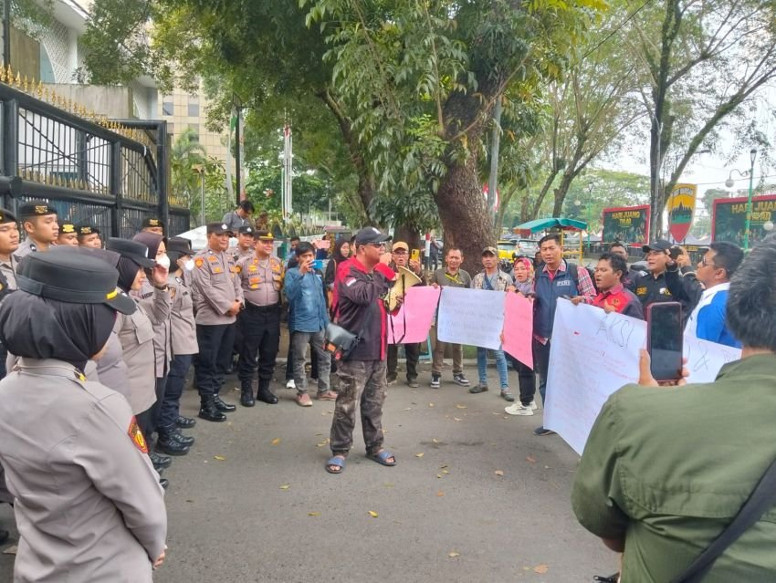 Forum Wartawan dan LSM Unjuk Rasa ke DPRD SU, Tuntut Copot Mendes PDT