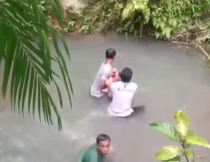 Ikut Mama Cari Lidi Sawit, 2 Bocah Tewas Tenggelam di Parit Bekoan