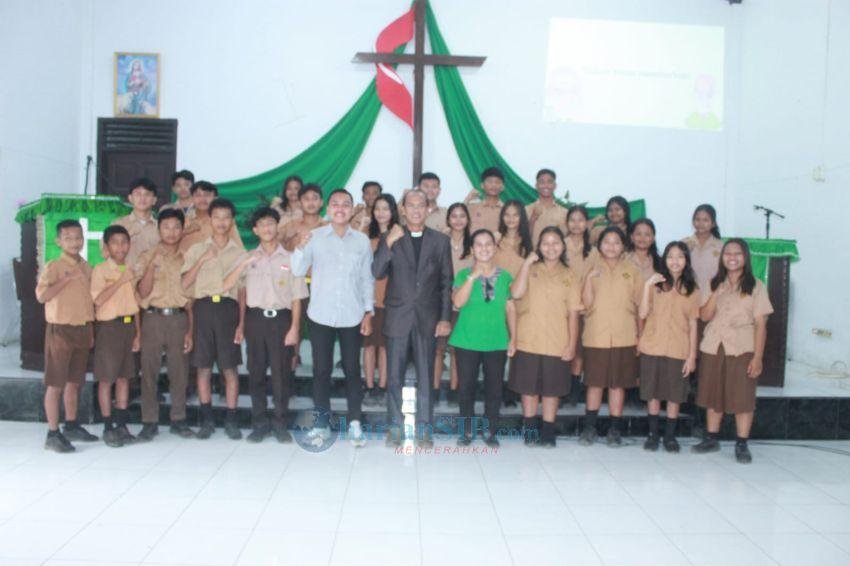 Lantik Pengurus OSIS SMP - SMA Methodist 1 Kutalimbaru, Pdt Arigato Sianturi : Jadilah Terang dan Garam