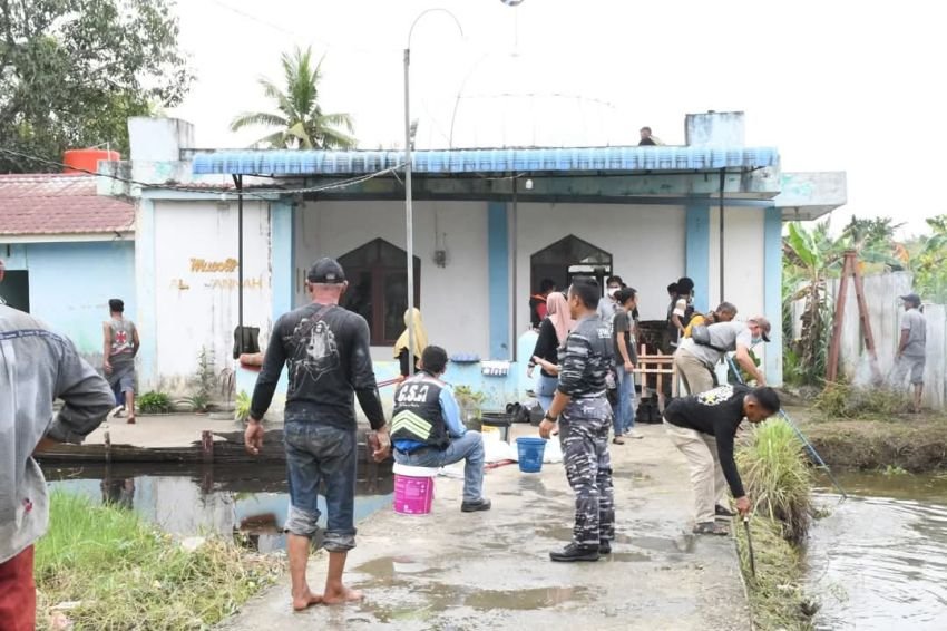 Sambut Ramadan, Lanal TBA Dan Komunitas Vespa Bersihkan Rumah Ibadah