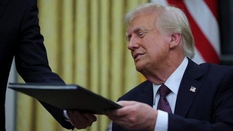 Imigran Kaya Bisa Jadi Warga AS, Asal Bayar 'Kartu Emas' Rp81 M dari Trump