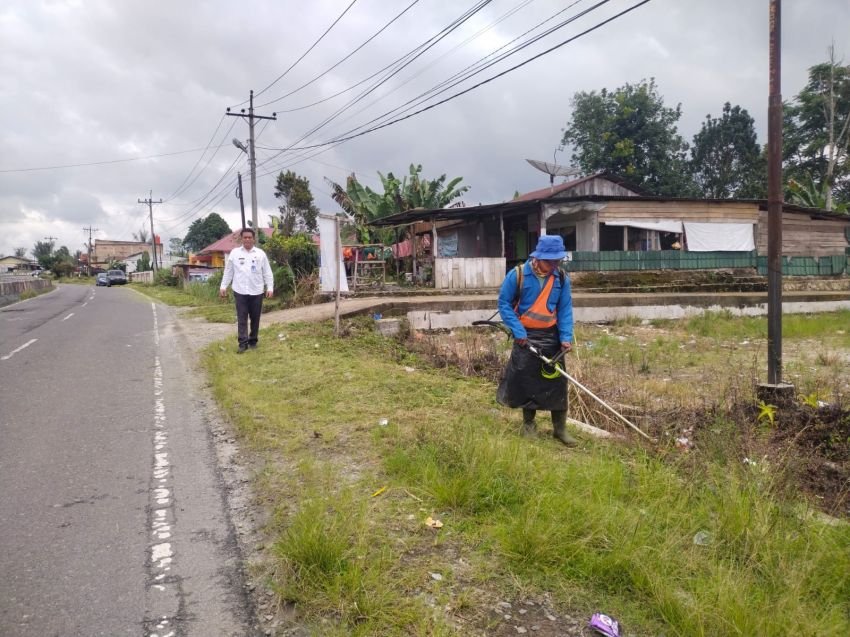 Camat Raya Pantau Kegiatan Gotong Royong