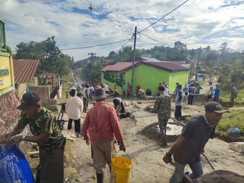 Warga Mekar Sariraya Simalungun Gotong Royong Perbaiki Jalan