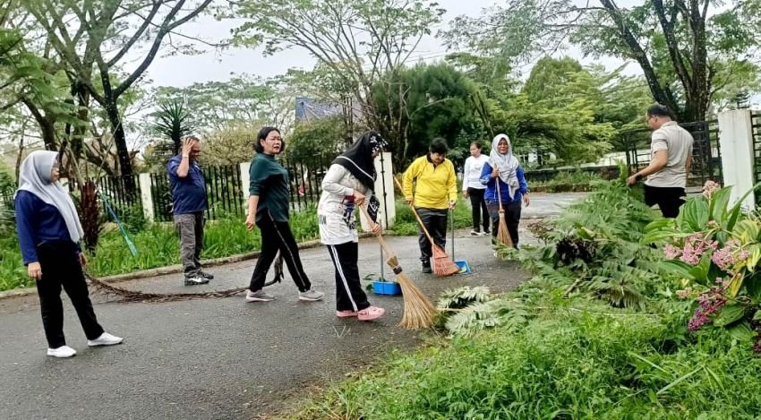 Pemkab Simalungun Gotong Royong Bersihkan Lingkungan Kantor