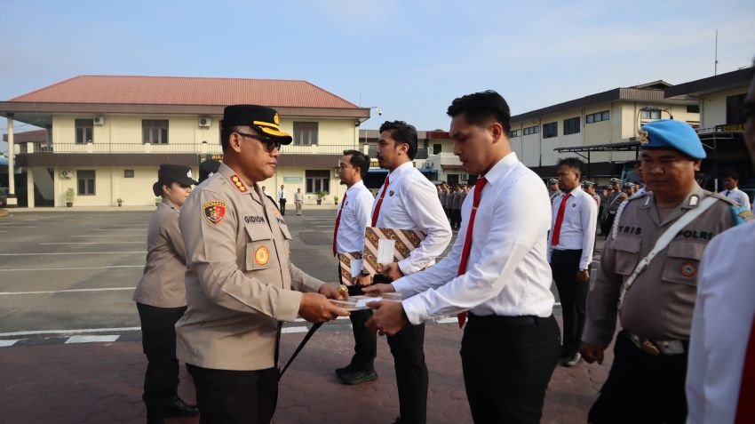 Kapolrestabes Medan Beri Penghargaan Kepada 27 Personel Berprestasi