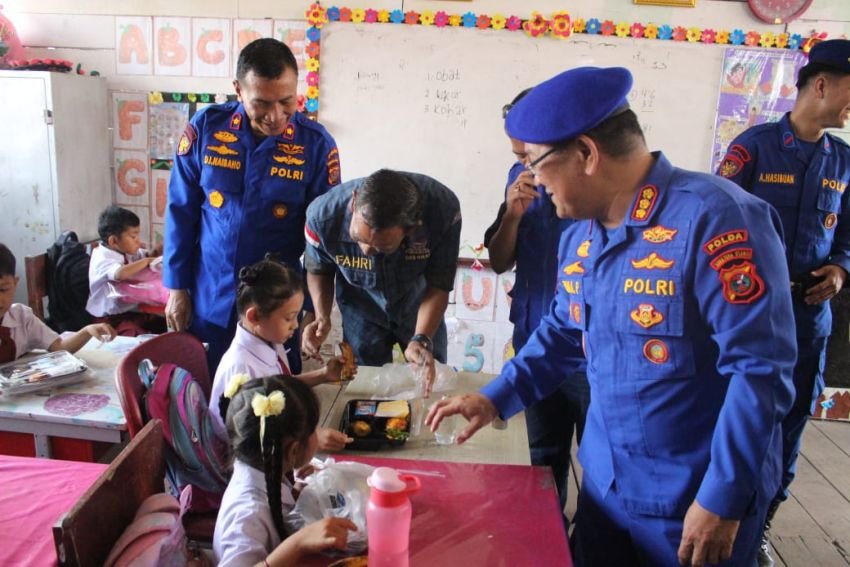 Ditpolairud Polda Sumut Gelar Bagikan Makan Bergizi Gratis untuk Siswa SD di Kampung Nelayan Seberang