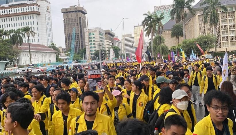 Aksi Lanjutan 'Indonesia Gelap', Ribuan Mahasiswa Padati Patung Kuda