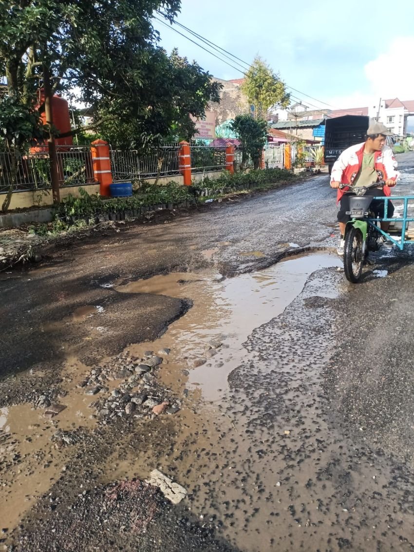 Masyarakat Mengadu ke DPRD SU Keluhkan "Hancurnya" Jalan Udara Berastagi Karo