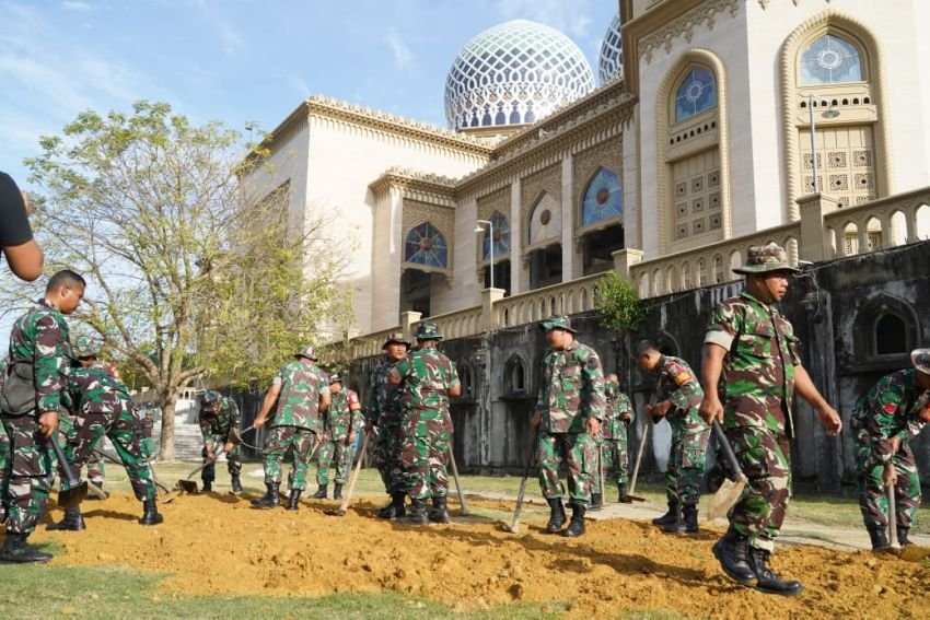 Sambut Ramadan, Danrem Kerahkan 500 Personel Bersihkan Masjid Agung Islamic Lhokseumawe