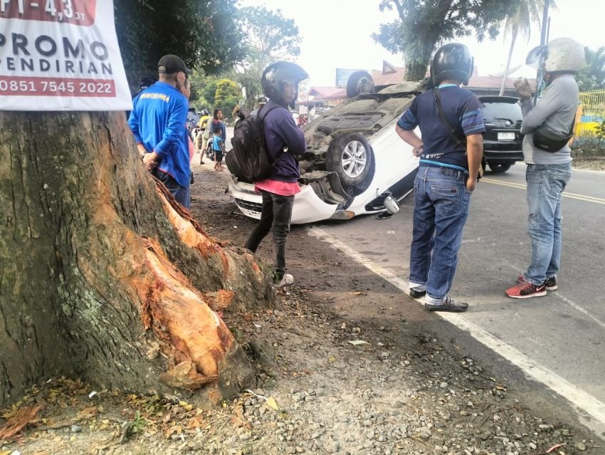 Tabrak Pohon, Mobil Honda Jazz Terbalik di Jalan Parapat Pematangsiantar