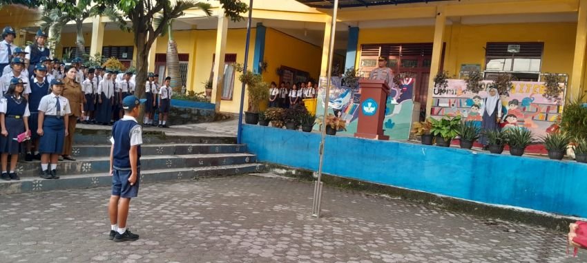 Pembina Upacara di SMP Negeri 12, Kapolsek Siantar Selatan Bagikan Kunci Kesuksesan ke Siswa