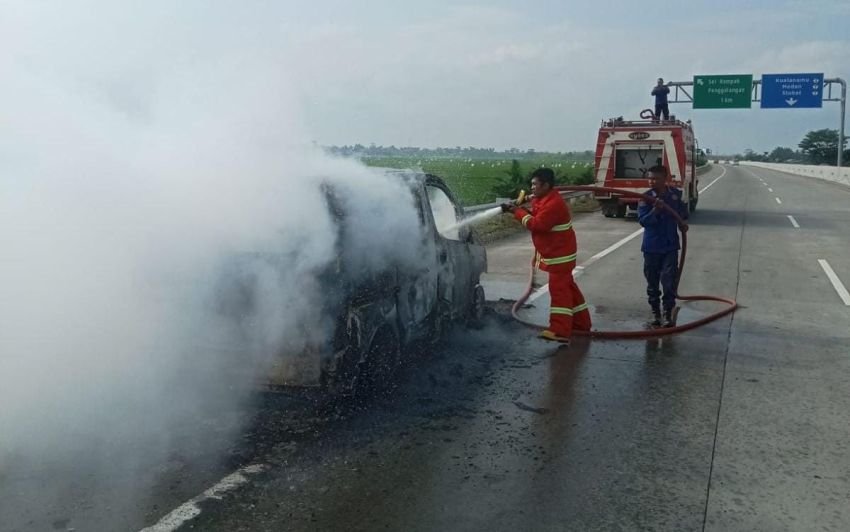 Mobil Terbakar di KM 78 Tol Medan-Tebingtinggi