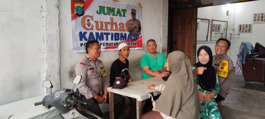 Bhabinkamtibmas Polsek Siantar Martoba Jumat Curhat Kamtibmas di Jalan Rakutta Sembiring