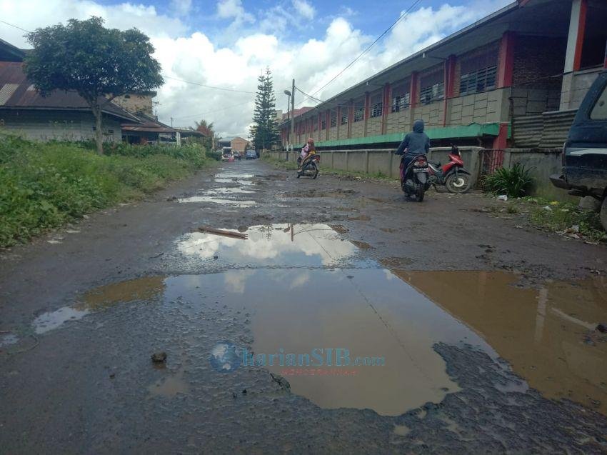 Masyarakat Minta Bupati Simalungun Berani Bangun Jalan Rusak di Saribudolok