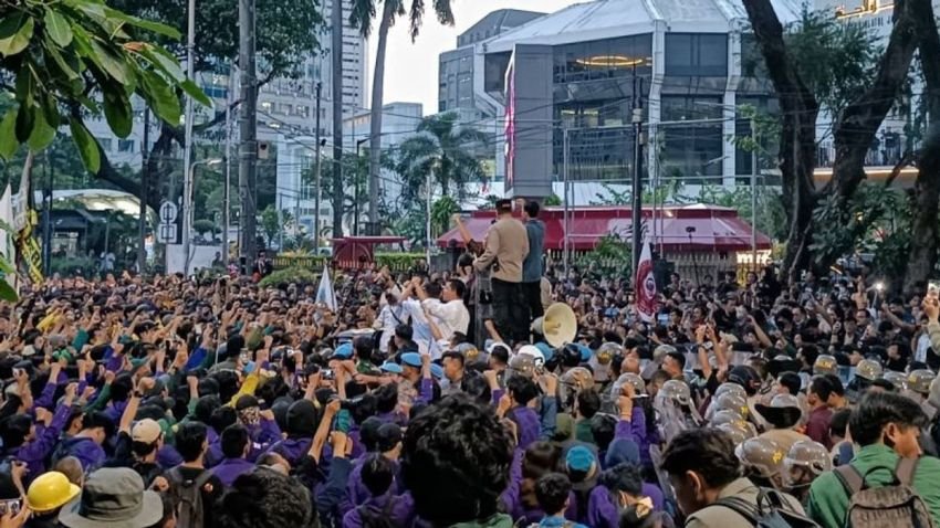 Bersama Mahasiswa, Mensesneg Nyanyikan "Darah Juang" dengan Semangat