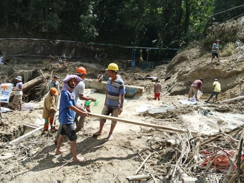 Masyarakat Gotong Royong Keruk Material Longsor dari Umbul Air Manigom dan Saluran Irigasi