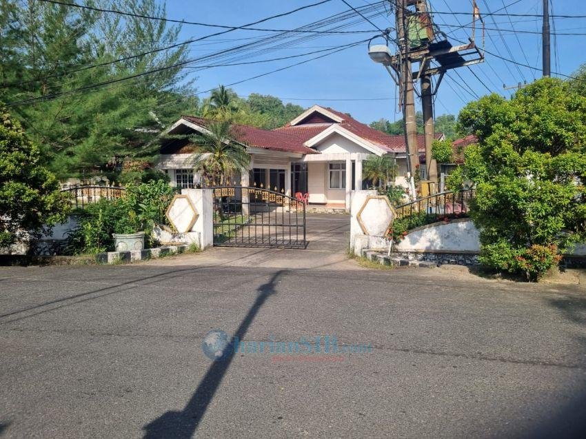 Rumah Dinas Bupati Tapteng di Sibolga Dipenuhi Kotoran Burung dan Semak Belukar