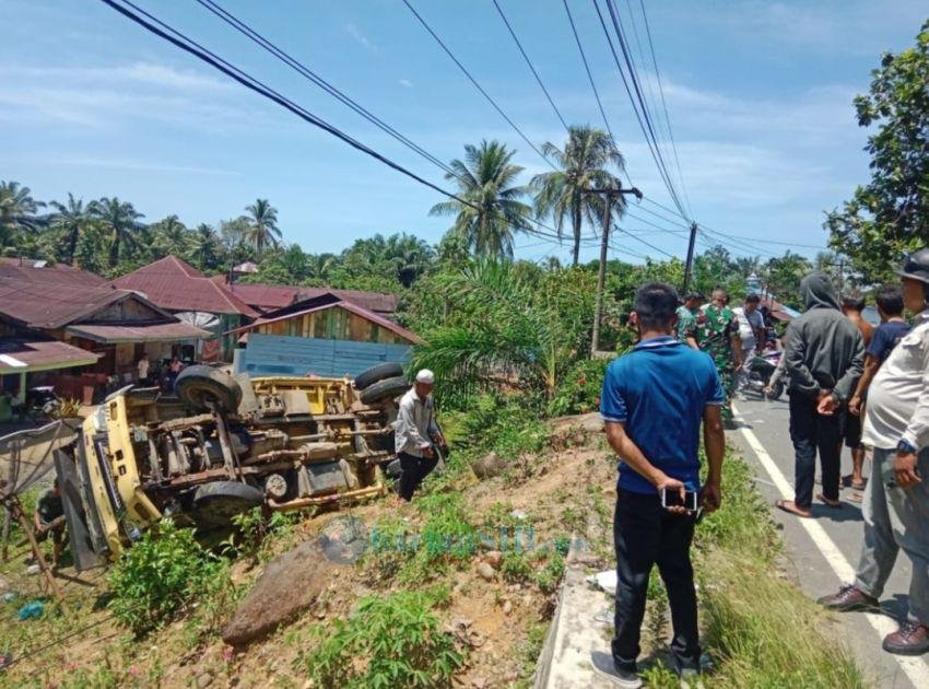 Truk Pengangkut Semen Terbalik Usai Banting Setir, 1 Sepeda Motor Ringsek