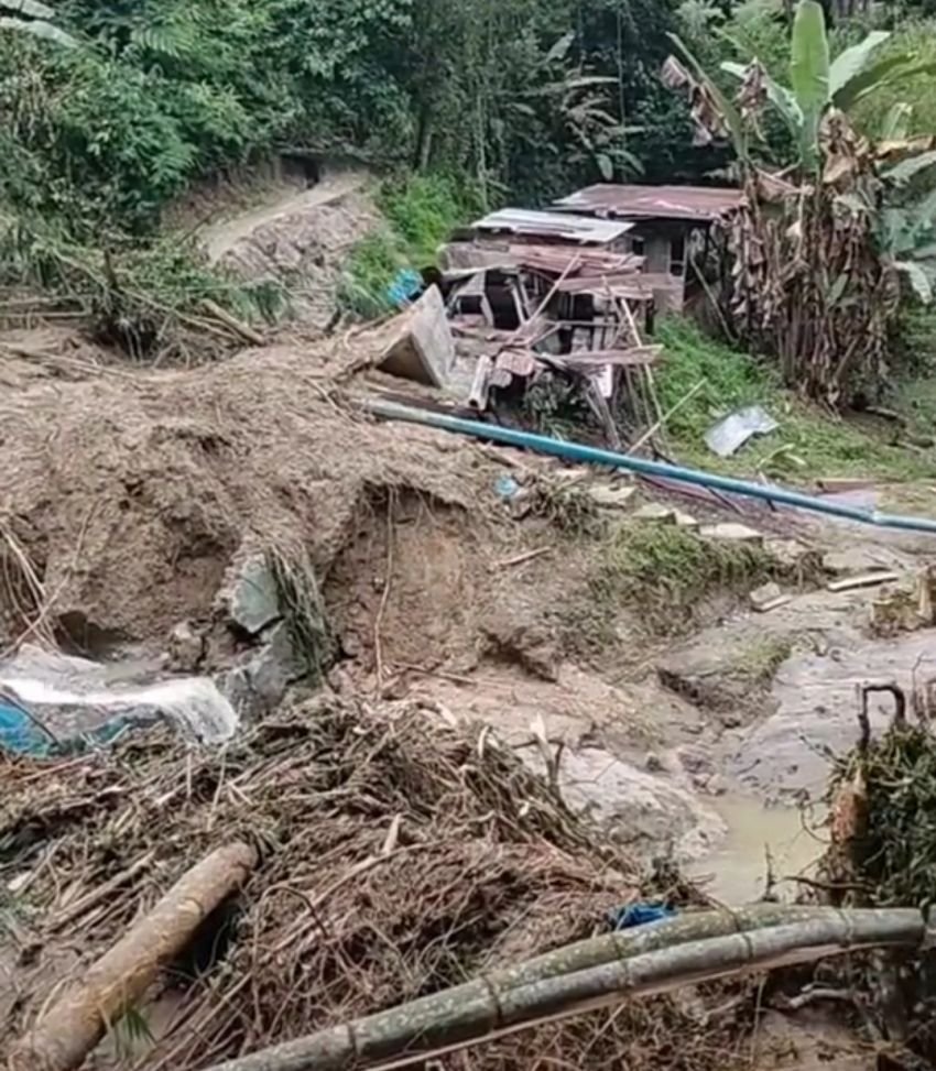 Pangulu Tigadolok Ajak Masyarakat Gotong Royong Evakuasi Material Longsor