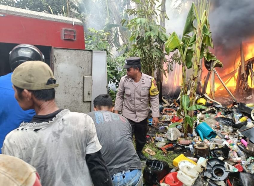 Dua Unit Rumah Dan Satu Gudang Botot Hangus Terbakar