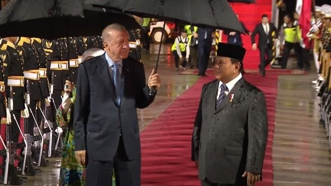 Prabowo Sambut Kedatangan Presiden Turki di Bandara Halim Perdanakusuma