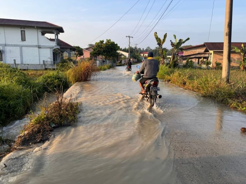 Drainase Tidak Berfungsi, Genangan Air Penuhi Badan Jalan Menuju Nagori Bah Birong Ulu