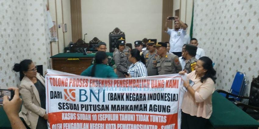 Emak-Emak Korban Penipuan Mengamuk di PN Pematangsiantar Minta Eksekusi Harta Terpidana