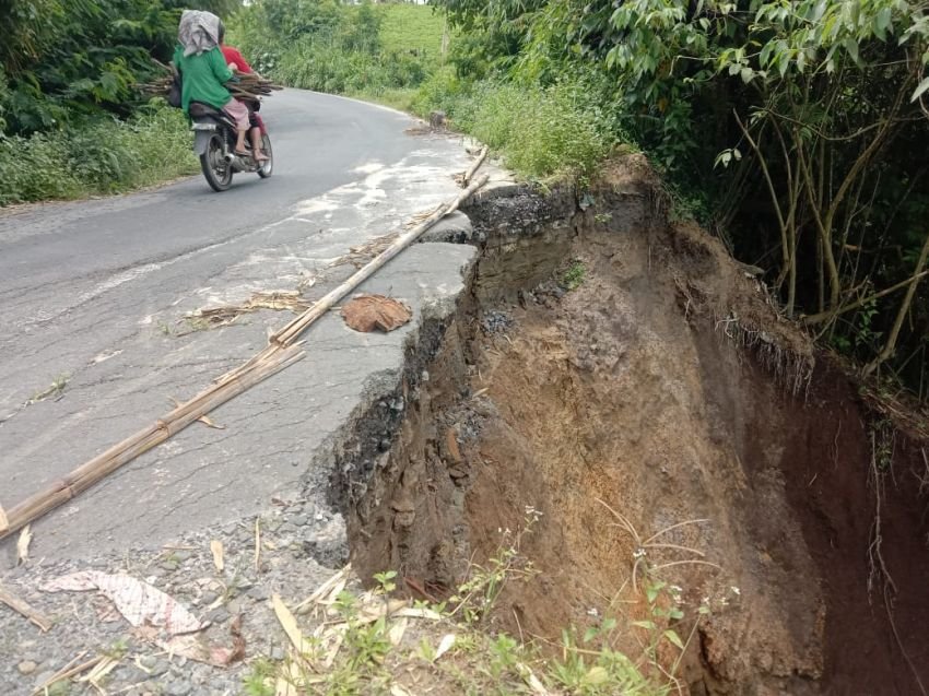 Lagi, Jalan Provinsi di Simalungun Tergerus Longsor