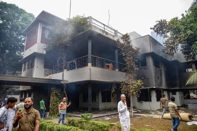 Demonstran Bakar Rumah Pendiri Negara Bangladesh