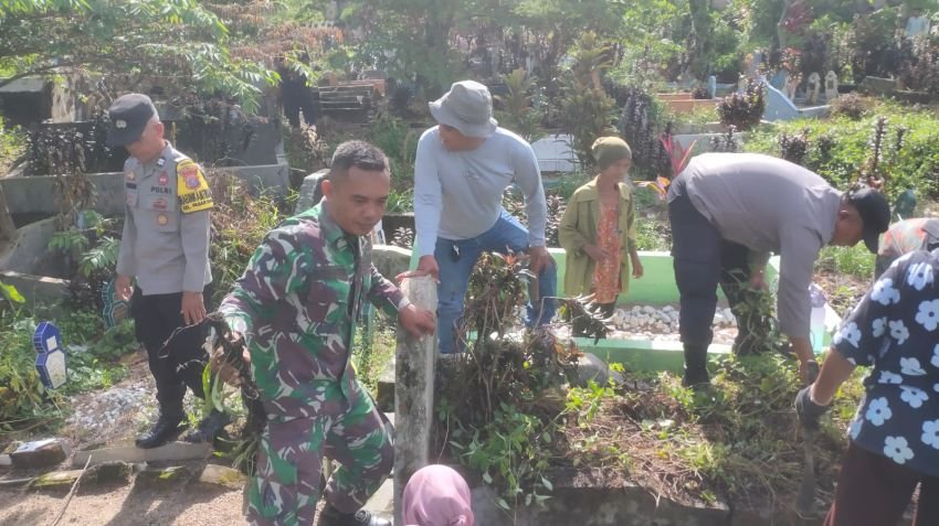 TNI-Polri dan Warga Gotong Royong Bersihkan TPU Sambut Bulan Suci Ramadan