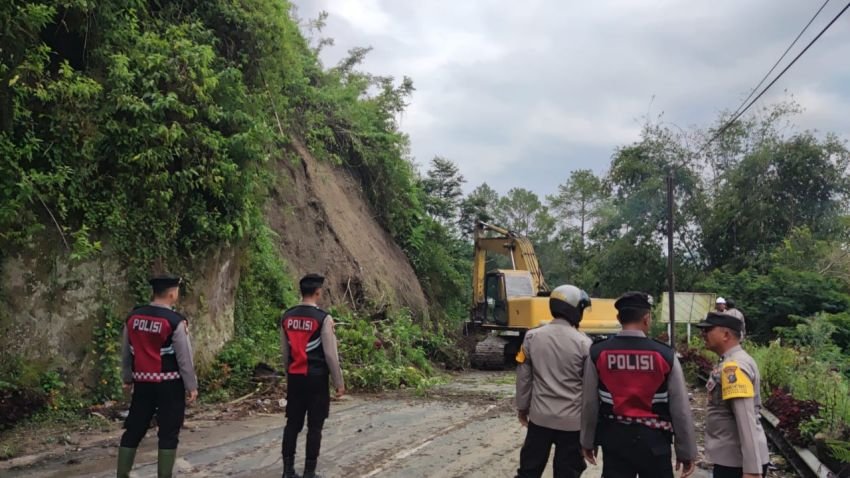 Dua Titik Longsor di Karo, Arus Lalu Lintas Sempat Terhambat