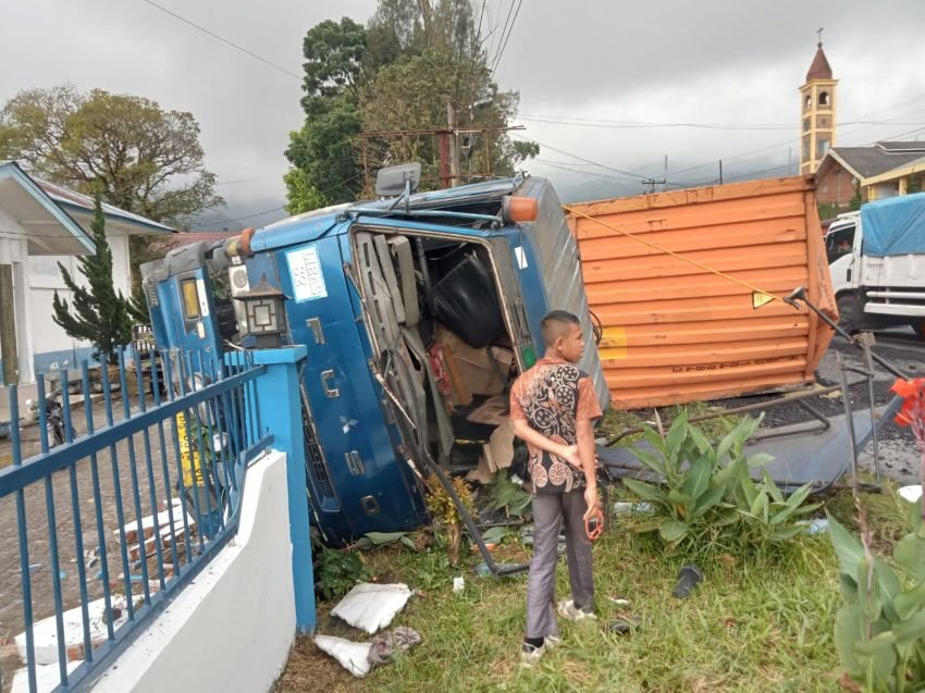 Truk Tronton Diduga Rem Blong di Sibolangit, Tabrak Mobil Tangki dan Pagar Kantor Desa