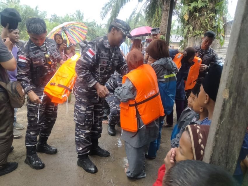 TNI AL TBA Berikan Baju Pelampung Kepada Pelajar Yang Memakai Sampan di Sei Paham