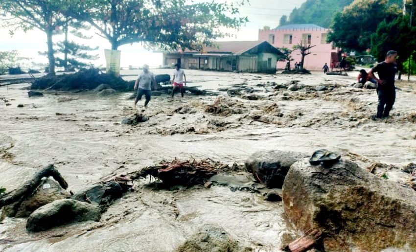 Banjir Bandang di Desa Silalahi 2, Akses Jalan Lumpuh Tertutup Material Longsor