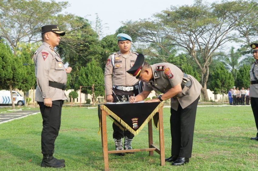 Polres Sergai Gelar Upacara Sertijab Kasat Binmas dan Kapolsek Telukmengkudu