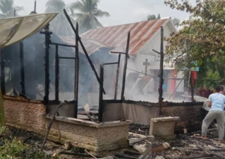 Rumah Semi Permanen Terbakar di Sei Apung Labura