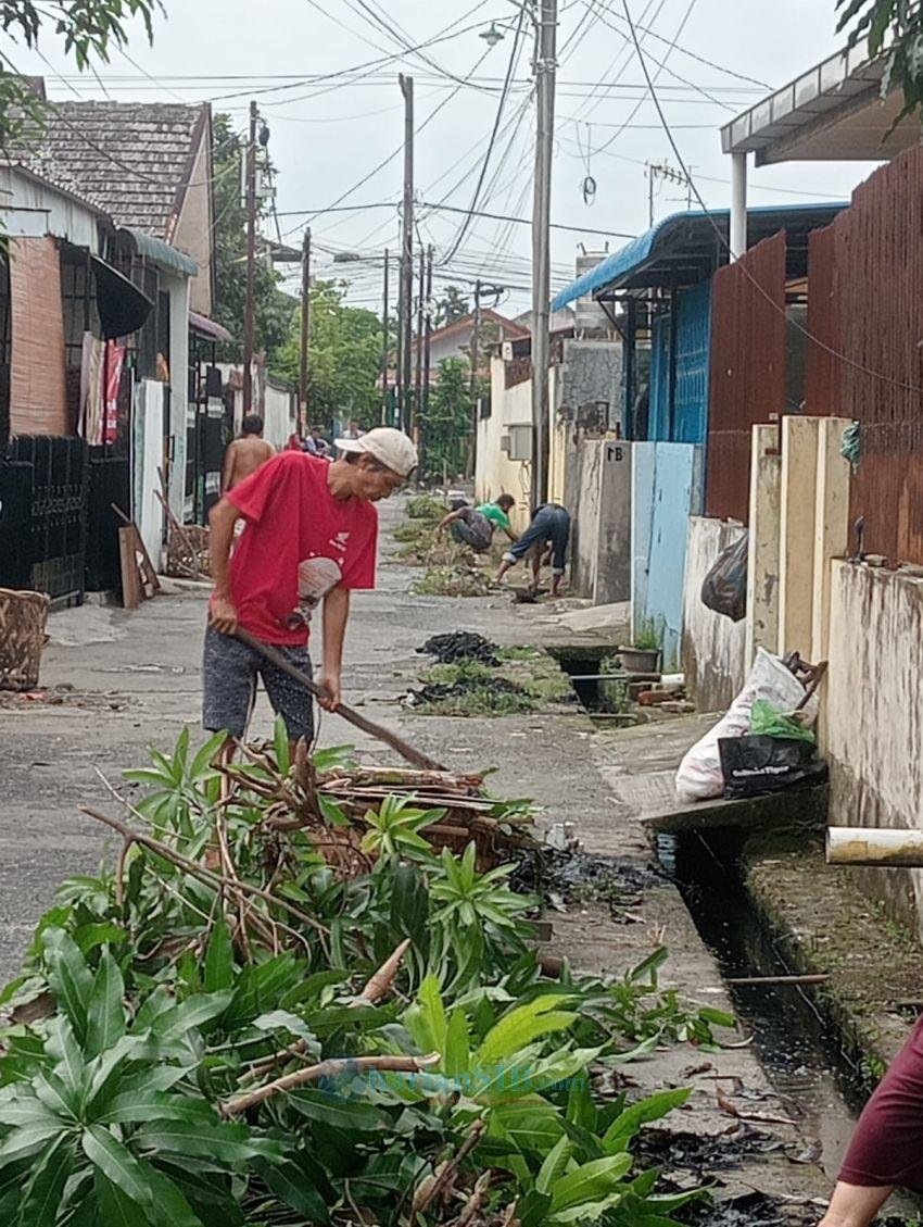 Antisipasi Banjir, Warga Kelurahan Sidorame II Gotong Royong