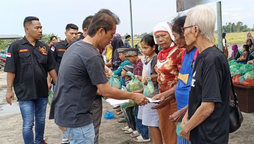 Peduli Warga Sekitar Perusahaan, Manajemen Grand Galaxy Santuni Anak Yatim dan Lansia di Seibamban