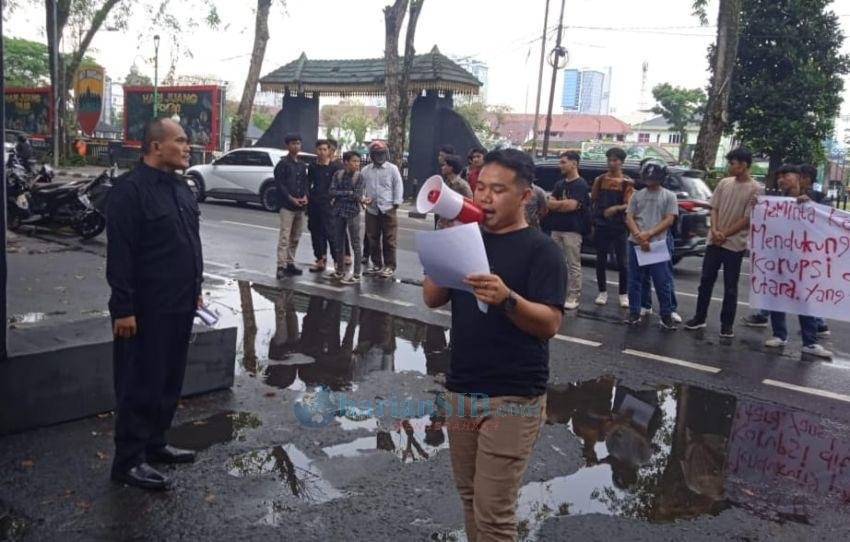 JMM Unjuk Rasa ke DPRD SU Tuntut Ketua Dewan Ikut Bongkar Dugaan Kasus Korupsi di Labura